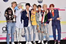 BTS Bakal Tampil di...