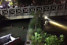 Lagi Mandi, Tiga Bocah...