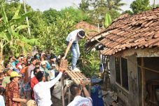 Saat Dedi Mulyadi Robohkan...