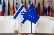 Israel Hancurkan Desa...