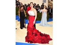Ashley Graham Tampil...