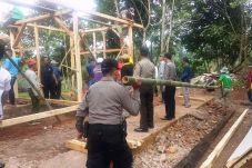 Menderita Sakit Lumpuh,...