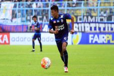 Menangi Derby Jatim,...