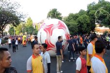 Bola Raksasa Diarak...