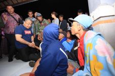 Kunjungi Pengungsi Gunung...