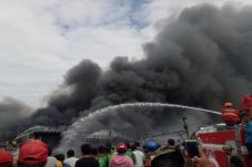 Puluhan Kapal di Pelabuhan...