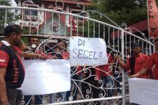 Kader Kecewa, Kantor...