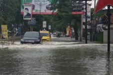 Diguyur Hujan, Jalan...