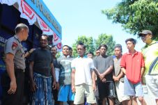 Terapung 36 Jam di Laut,...