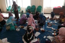 Ibu PKK di Depok Diajari...