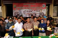 Simpan di Korset, Polisi...