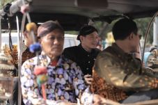 Dude Harlino Serahkan...