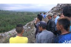 Cari Korban Longsor...