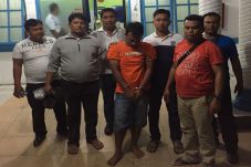 Beraksi Pakai Kelewang,...