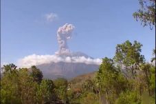 Gunung Agung Erupsi...