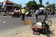 Tukang Becak Tewas Terlindas...