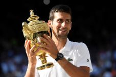 Novak Djokovic Angkat...
