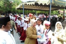 Bupati Kobar Serahkan...