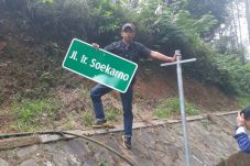 Warga Lembang Turunkan...