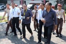Berurai Air Mata, Empat...