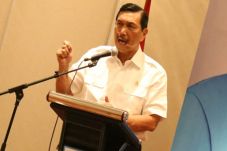 Luhut Berkunjung ke...