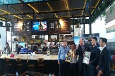 Angkat Kopi Papua, Kedai...