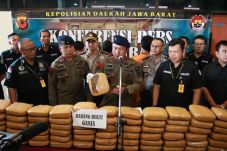 Polda Jabar Tangkap...