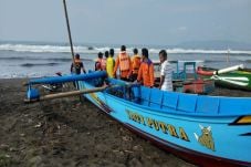 Kapal Diterjang Ombak,...