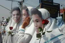 Pakai Topeng Zohri,...