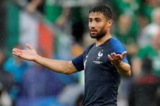 Lyon Tawarkan Nabil...