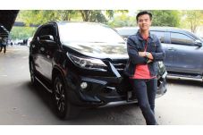 Cinta Dion Wiyoko pada...