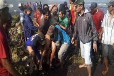 Kapal Dihantam Ombak,...