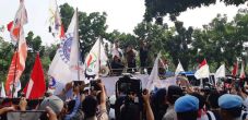 Serikat Pekerja: Hentikan...