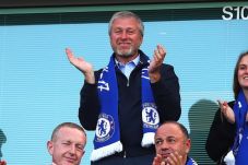 Terbang ke Italia, Abramovich...