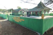 Masjid Tiban Jatimalang:...