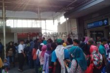 Akibat Desakan Penumpang,...