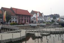 Revitalisasi Kali Besar,...