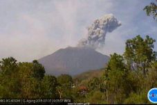 3 Kali Erupsi, Gunung...