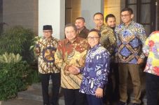 Kenakan Batik Biru,...