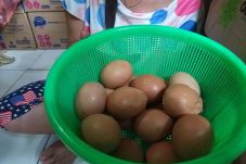 Warga Konsumsi Telur...