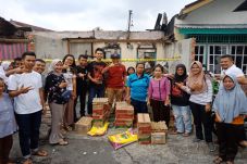 Gempita Serahkan Bantuan...