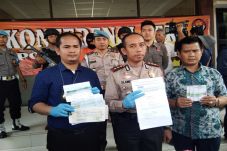 Tipu Puluhan Pencari...