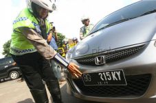 Warna Dasar Pelat Nomor...