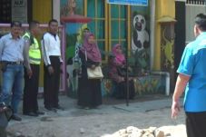 Ayah Sibuk Main Ponsel,...