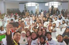 Siswa-siswi dari 100...
