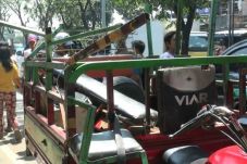 Truk Kontainer Tabrak...