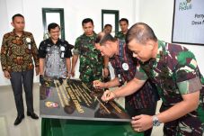 TNI dan PLN Bangun 20...