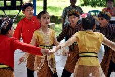 1.320 Seniman Digerakkan...