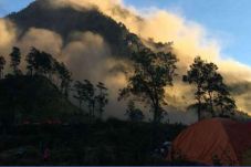 689 Pendaki Masih Terjebak...