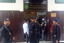 Puluhan Brimob Bersenjata...